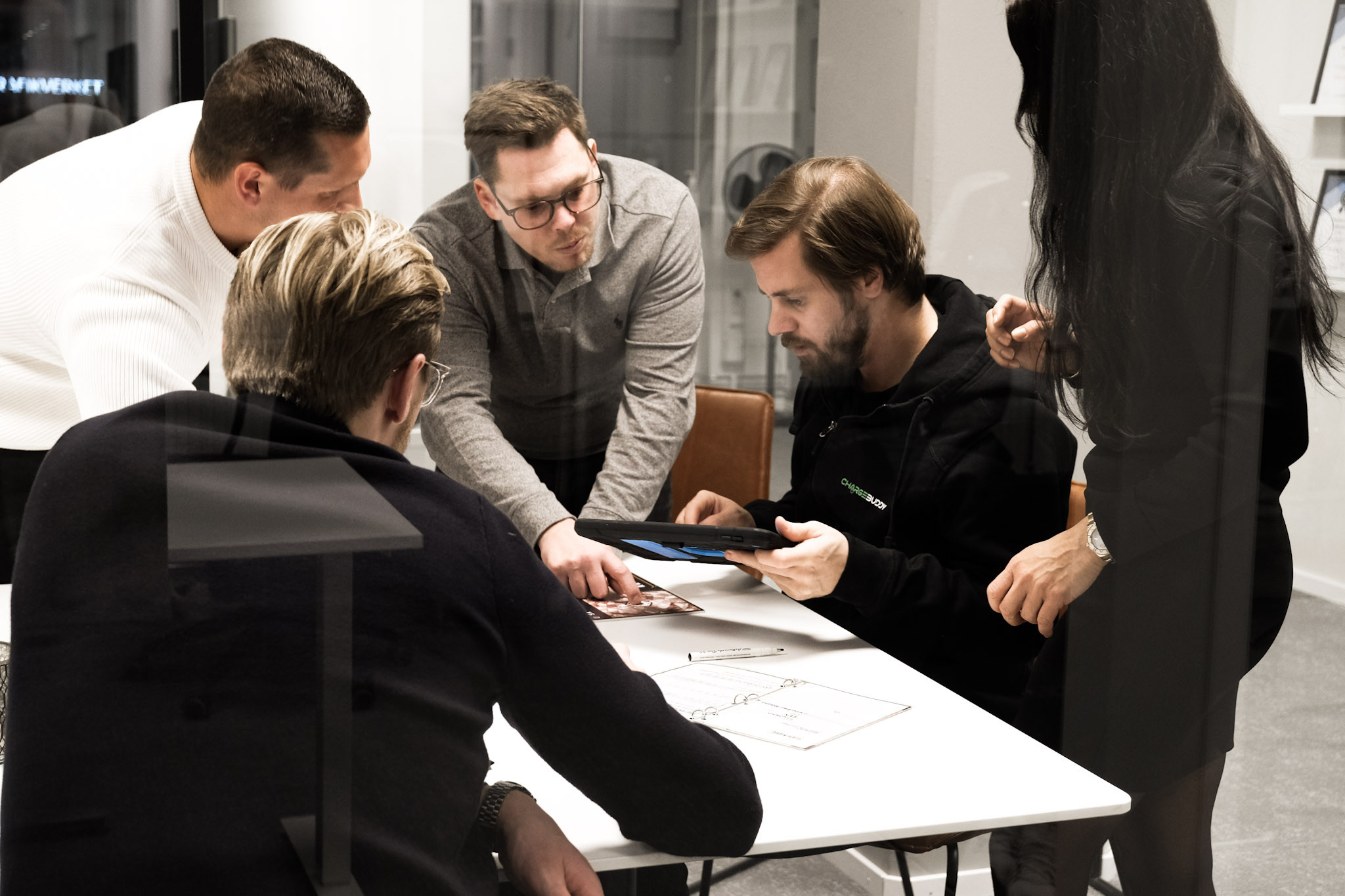 Game master riggar upp escape room-utrustning