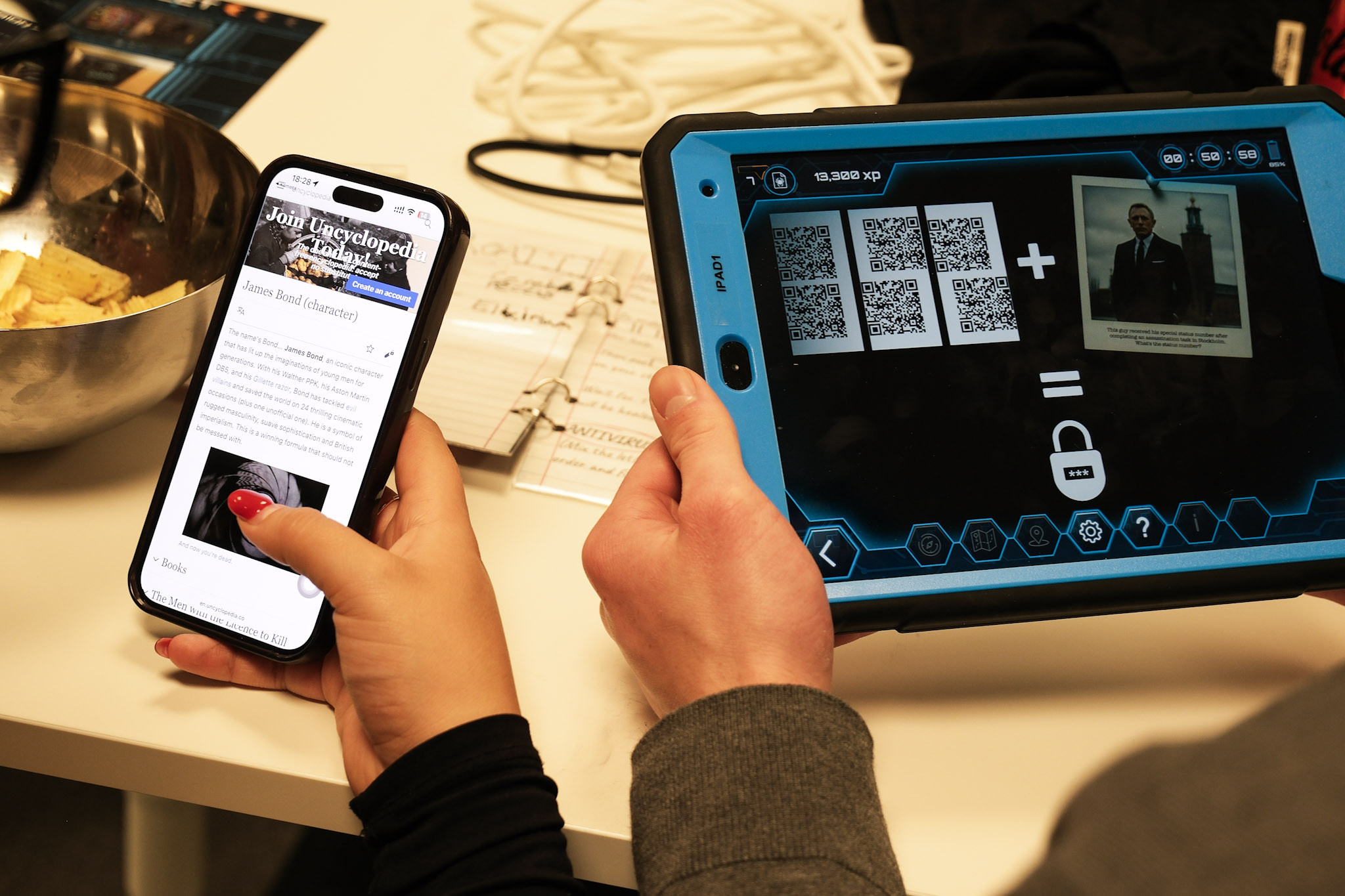Anställda löser AR-pussel på iPad